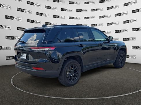 Used 2025 Jeep Grand Cherokee Altitude AWD/4WD image 6