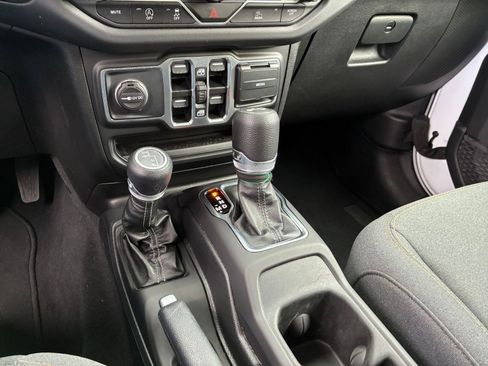 Used 2025 Jeep Wrangler Unlimited Sahara AWD/4WD image 41