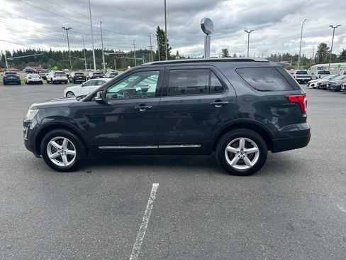 Used 2017 Ford Explorer XLT w/ Equipment Group 202A AWD/4WD image 5
