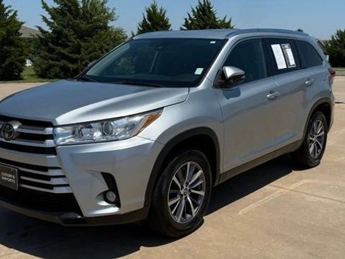 Used 2019 Toyota Highlander XLE FWD image 4