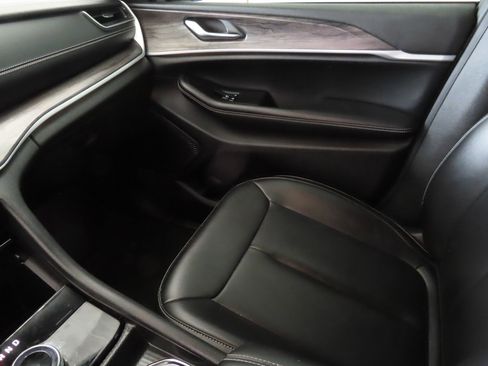 Used 2024 Jeep Grand Cherokee Limited image 22