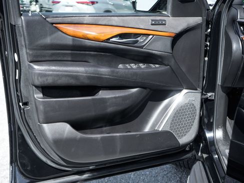 Used 2018 Cadillac Escalade ESV Premium Luxury image 17