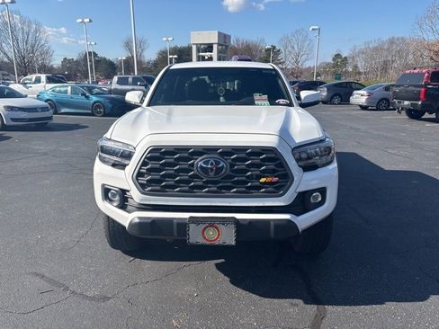 Used 2022 Toyota Tacoma TRD Off-Road image 2