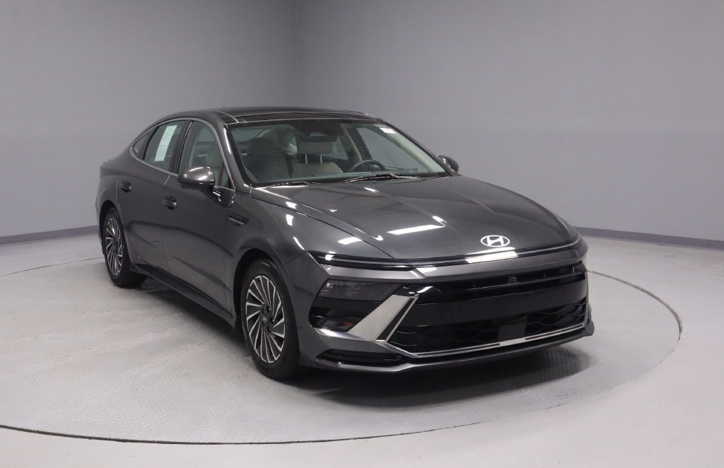 Used 2025 Hyundai Sonata Limited FWD image 1