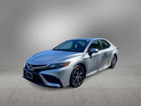 Used 2024 Toyota Camry SE FWD image 4