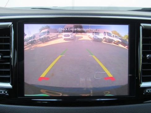 Used 2024 Chrysler Pacifica Touring-L image 8