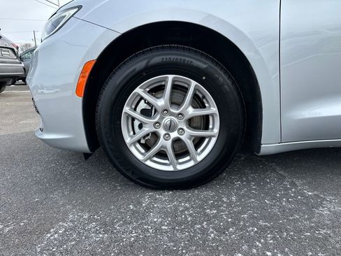 Used 2024 Chrysler Pacifica Touring-L image 12