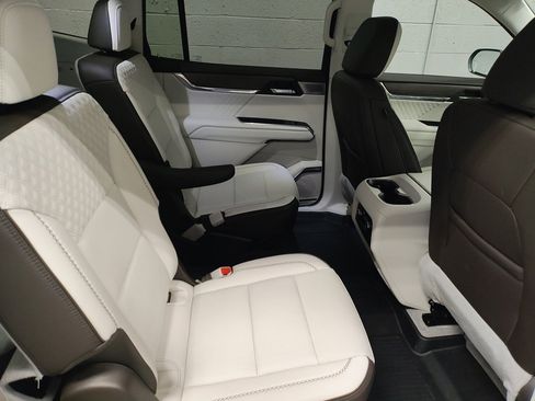 Used 2025 GMC Acadia Denali w/ Super Cruise Package image 12