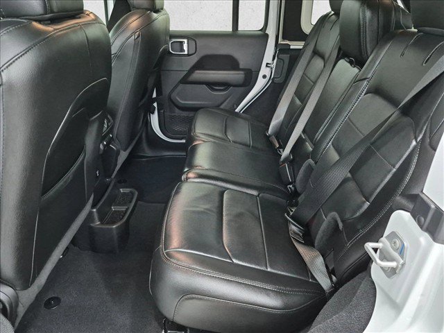 Used 2022 Jeep Wrangler Unlimited Sahara AWD/4WD image 17