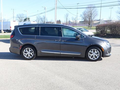 Used 2019 Chrysler Pacifica Touring-L Plus image 7