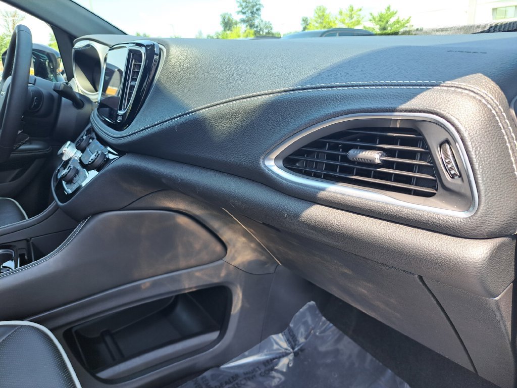 Certified 2026 Chrysler Pacifica Limited FWD image 37