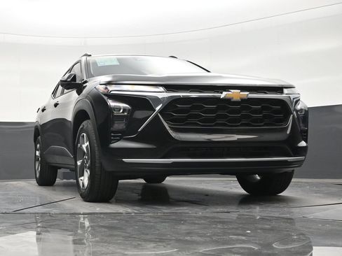 Used 2025 Chevrolet Trax LT w/ Driver Confidence Package FWD image 26