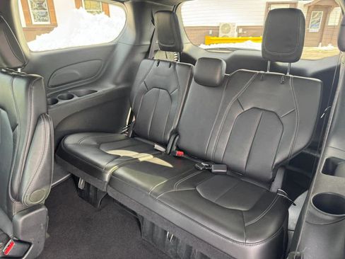 Used 2025 Chrysler Pacifica Select FWD image 44