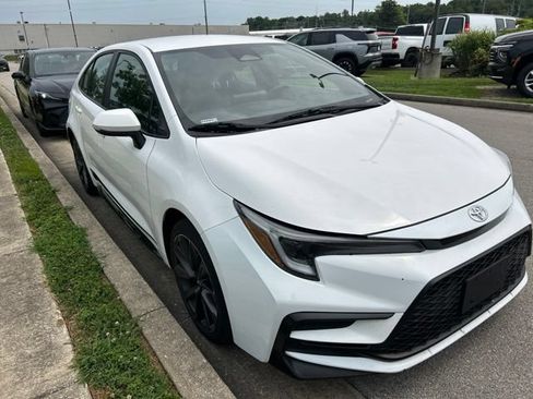 Used 2024 Toyota Corolla SE FWD image 3