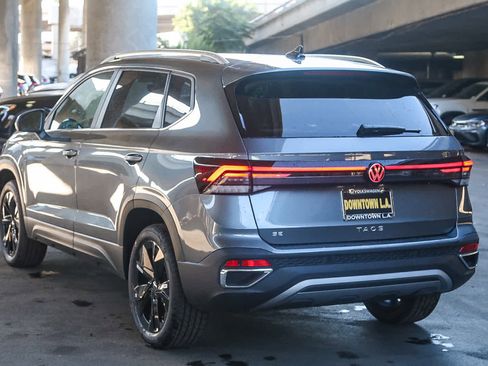 New 2025 Volkswagen Taos SE w/ Panoramic Sunroof Package FWD image 8