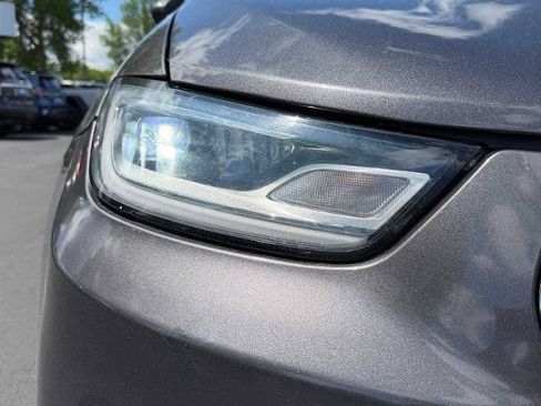 Used 2023 Chrysler Pacifica Touring-L FWD image 3