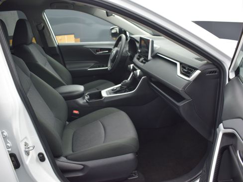 Used 2025 Toyota RAV4 XLE AWD/4WD image 10