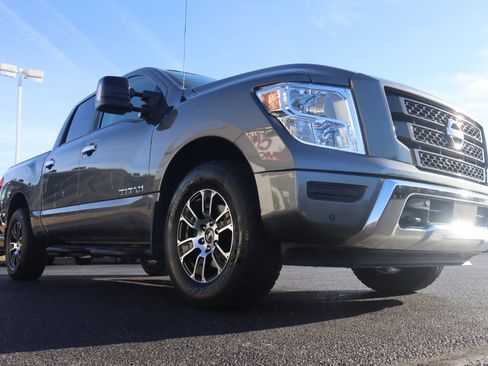 Used 2021 Nissan Titan SV w/ SV Convenience Package image 17