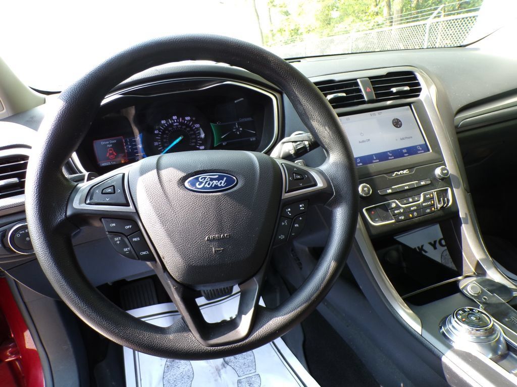 Used 2019 Ford Fusion SE FWD image 12