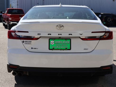 Used 2025 Toyota Camry SE image 4