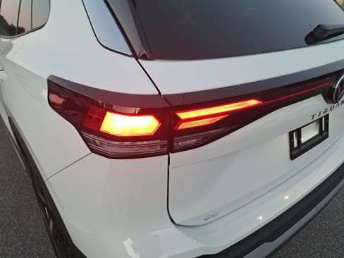 New 2025 Volkswagen Tiguan SE image 32