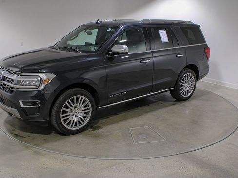 Used 2023 Ford Expedition Platinum image 3