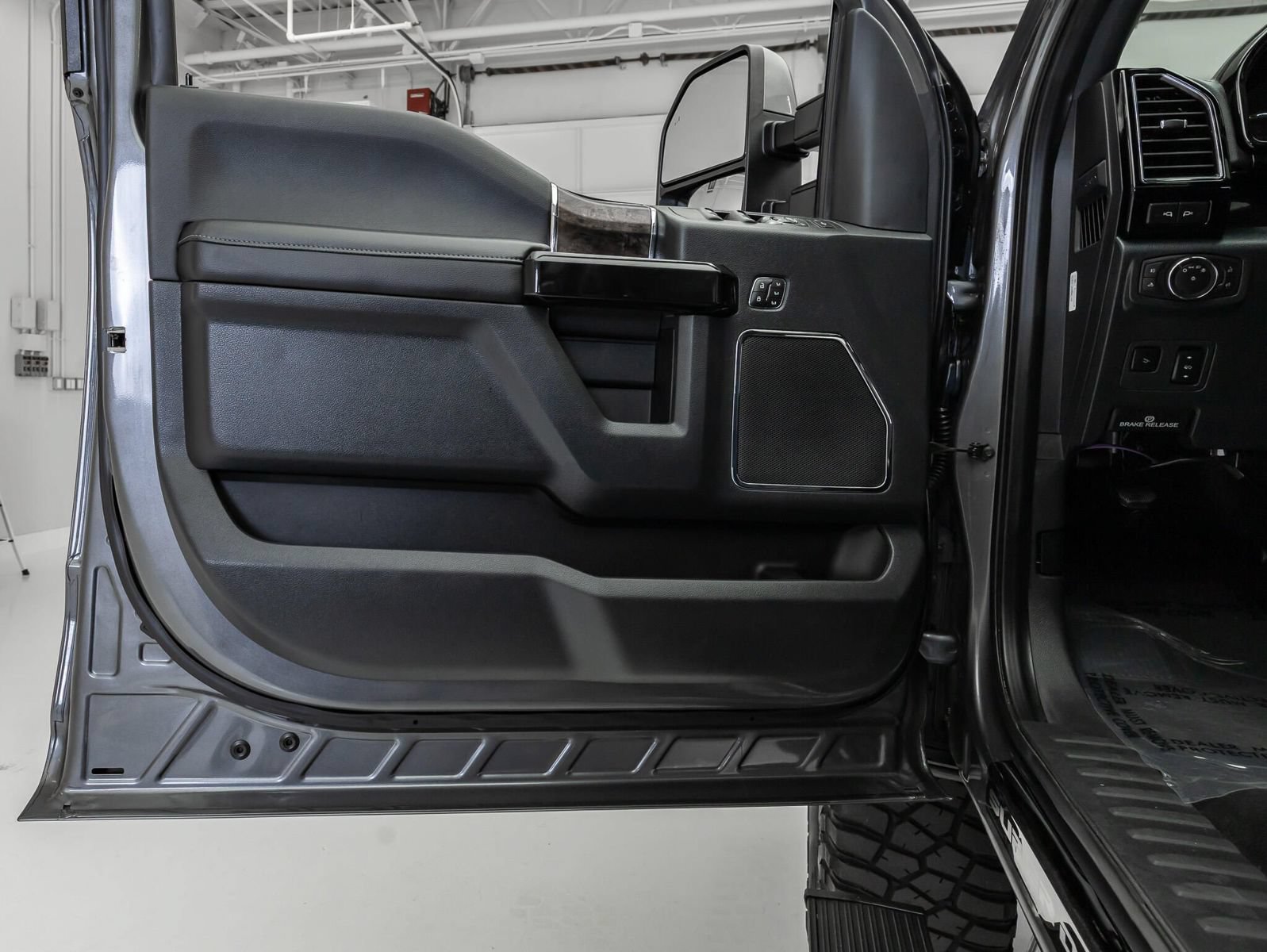 Used 2022 Ford F250 Lariat w/ Black Appearance Package AWD/4WD image 35