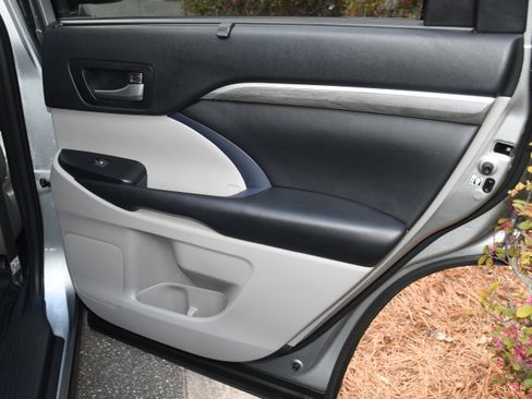 Used 2019 Toyota Highlander Limited image 21