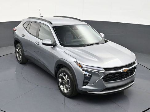 Used 2025 Chevrolet Trax LT FWD image 19