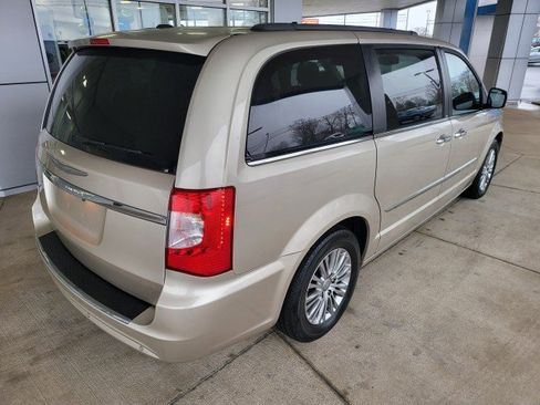 Used 2013 Chrysler Town & Country Touring-L w/ Driver Convenience Group image 17