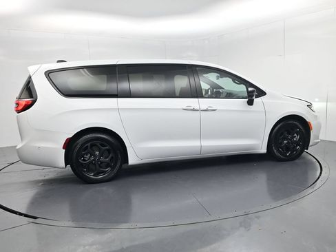 Used 2024 Chrysler Pacifica Limited FWD image 8