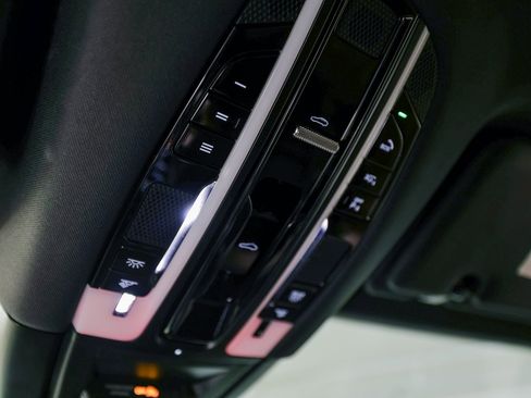 Certified 2022 Porsche Cayenne Platinum Edition image 21