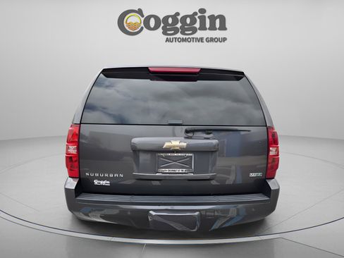 Used 2010 Chevrolet Suburban LT w/ Luxury Package AWD/4WD image 4