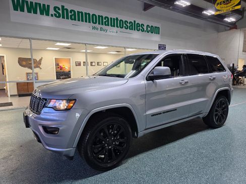 Used 2019 Jeep Grand Cherokee Altitude AWD/4WD image 2