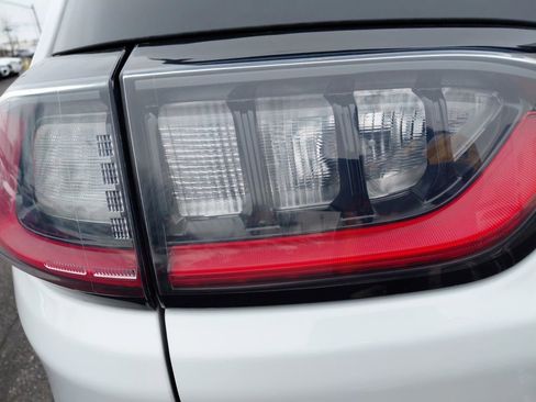 Used 2019 Jeep Cherokee Latitude Plus w/ Comfort/Convenience Group image 10