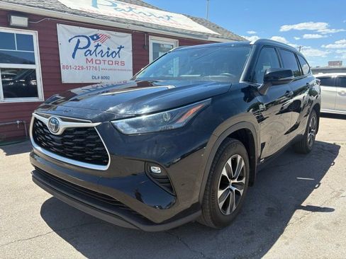 Used 2022 Toyota Highlander XLE image 2
