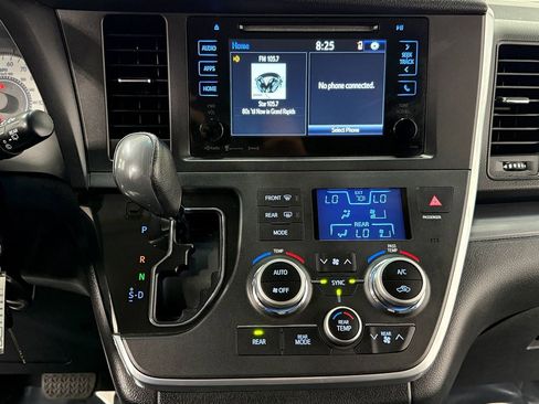 Used 2017 Toyota Sienna SE FWD image 19