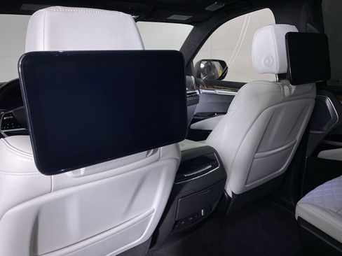 Certified 2025 Cadillac Escalade ESV Sport Platinum image 18