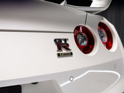 Used 2024 Nissan GT-R w/ Floor Mat Package AWD/4WD image 30