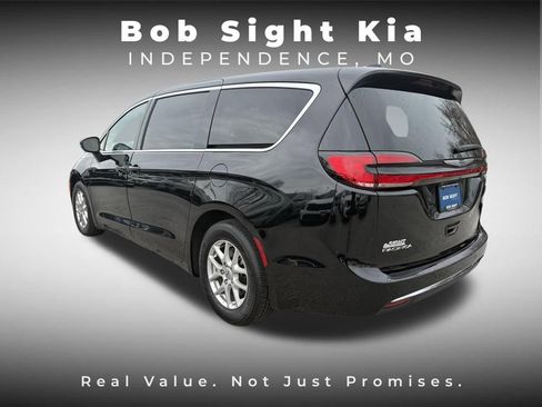 Used 2025 Chrysler Pacifica Select image 9
