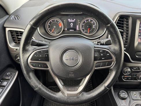 Used 2019 Jeep Cherokee Latitude Plus w/ Cold Weather Group AWD/4WD image 9
