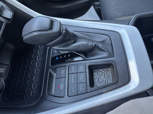 Used 2025 Toyota RAV4 XLE AWD/4WD image 24