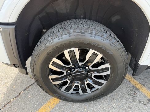 Used 2025 GMC Sierra 2500 Denali Ultimate image 9