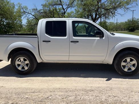 Used 2012 Nissan Frontier SV RWD image 3