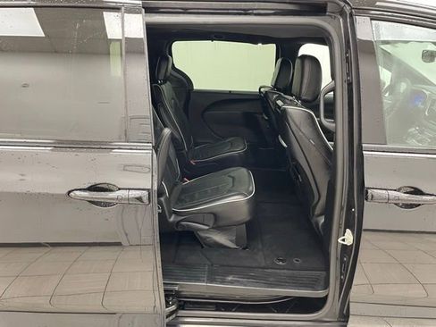 Used 2023 Chrysler Pacifica Limited w/ Uconnect Theater Family Group image 13