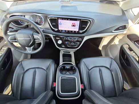 Used 2023 Chrysler Pacifica Touring-L FWD image 13