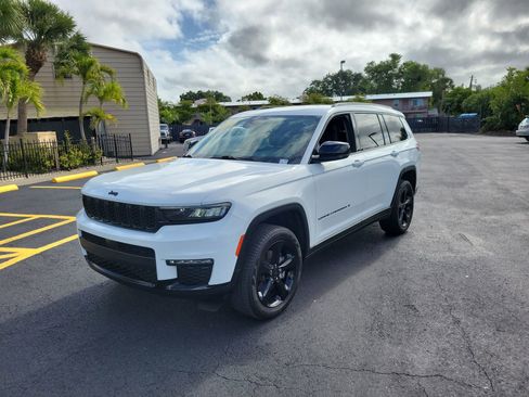 Used 2023 Jeep Grand Cherokee L Limited w/ Black Appearance Package image 10