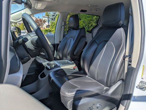 Used 2023 Chrysler Pacifica Touring-L FWD image 28