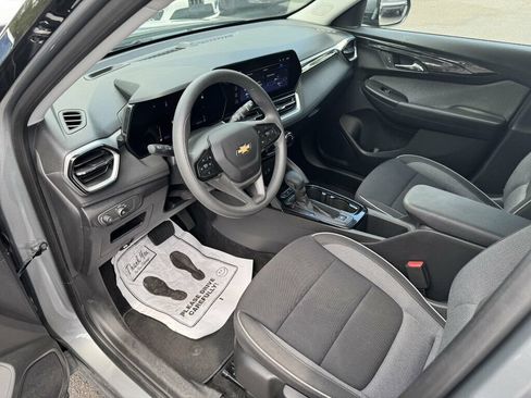 Used 2025 Chevrolet TrailBlazer LT FWD image 3