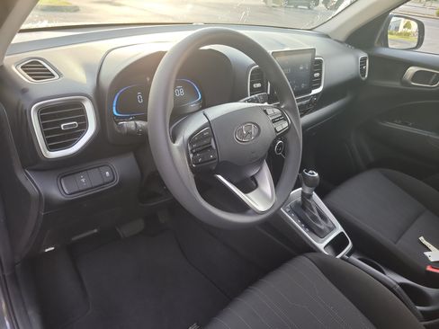 Used 2025 Hyundai Venue SE FWD image 18